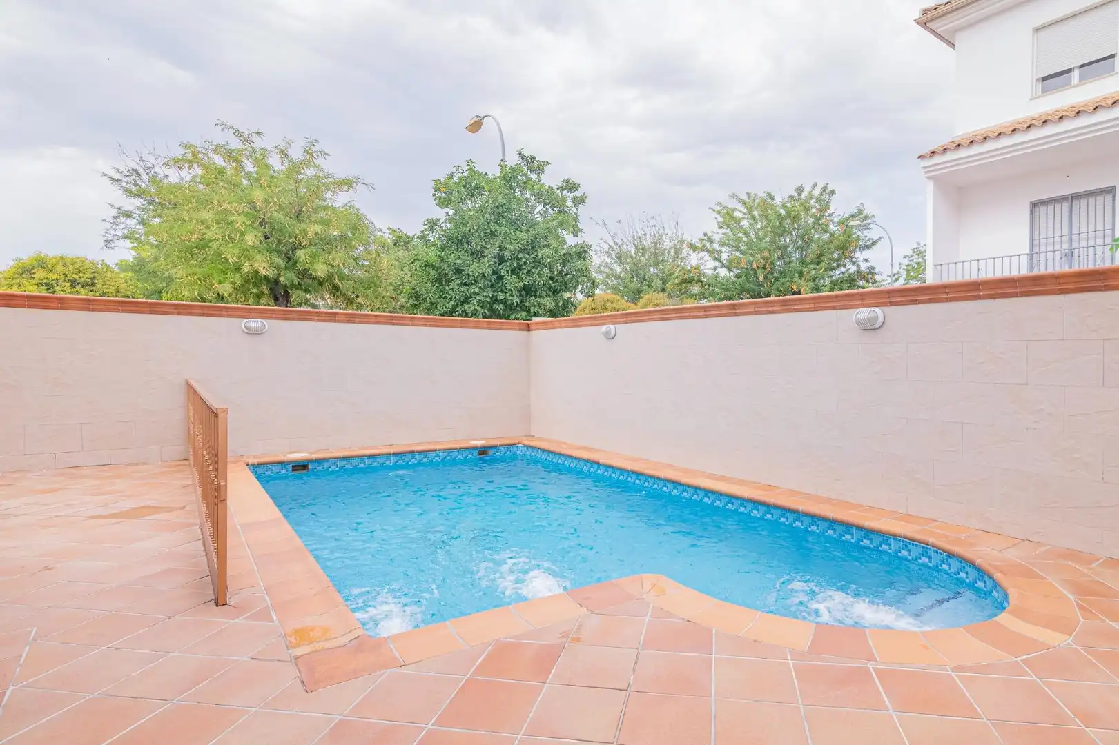 Schwimmbecken von Einfamilien-Reihenhaus zum Verkauf in Vegas del Genil mit Klimaanlage, Terrasse und Schwimmbad