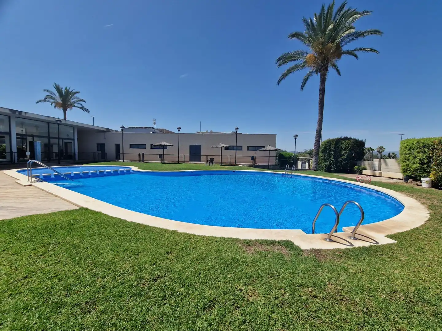 Schwimmbecken von Einfamilien-Reihenhaus zum Verkauf in La Pobla de Vallbona mit Klimaanlage, Heizung und Privatgarten