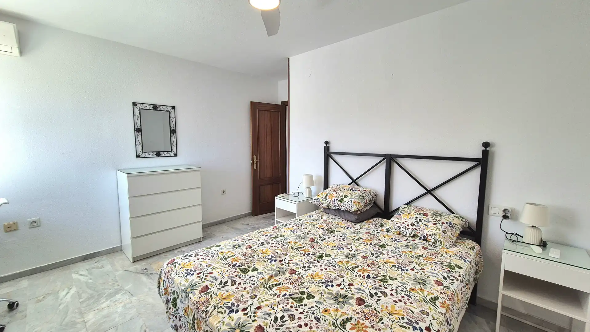 Habitación de Ático de alquiler en Marbella con Aire acondicionado, Terraza y Trastero