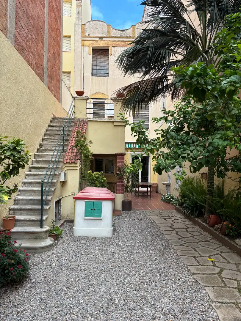 Vista exterior de Casa adosada en venda en Vilassar de Mar amb Jardí privat, Terrassa i Forn