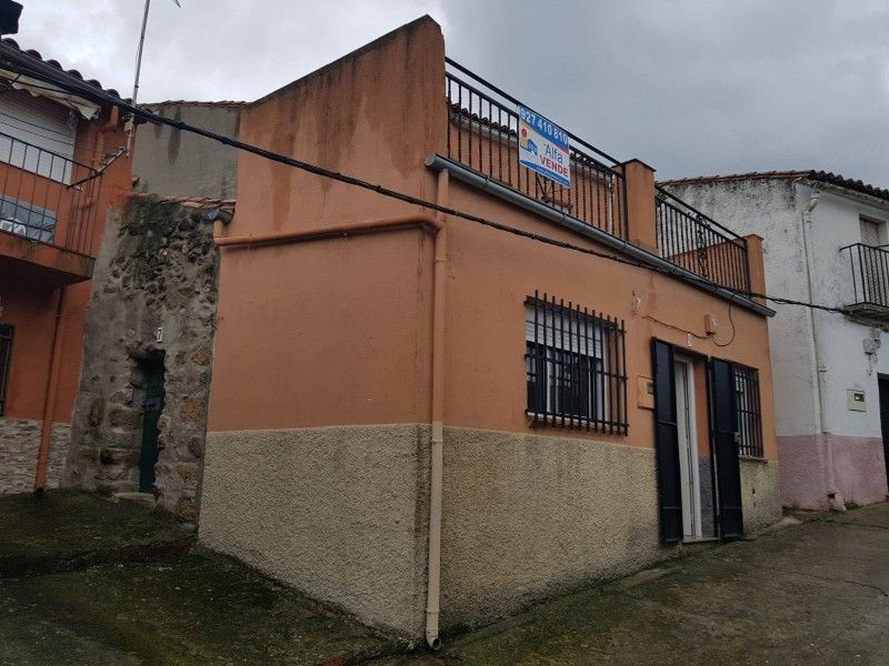 Vista exterior de Casa o xalet en venda en Valdeobispo amb Jardí privat i Terrassa