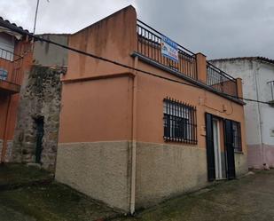 Vista exterior de Casa o xalet en venda en Valdeobispo amb Jardí privat i Terrassa