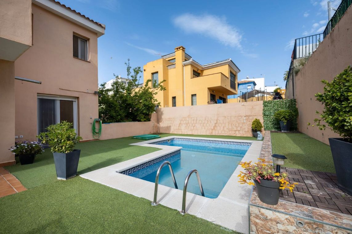 Vista exterior de Casa o xalet en venda en La Zubia amb Aire condicionat, Calefacció i Jardí privat