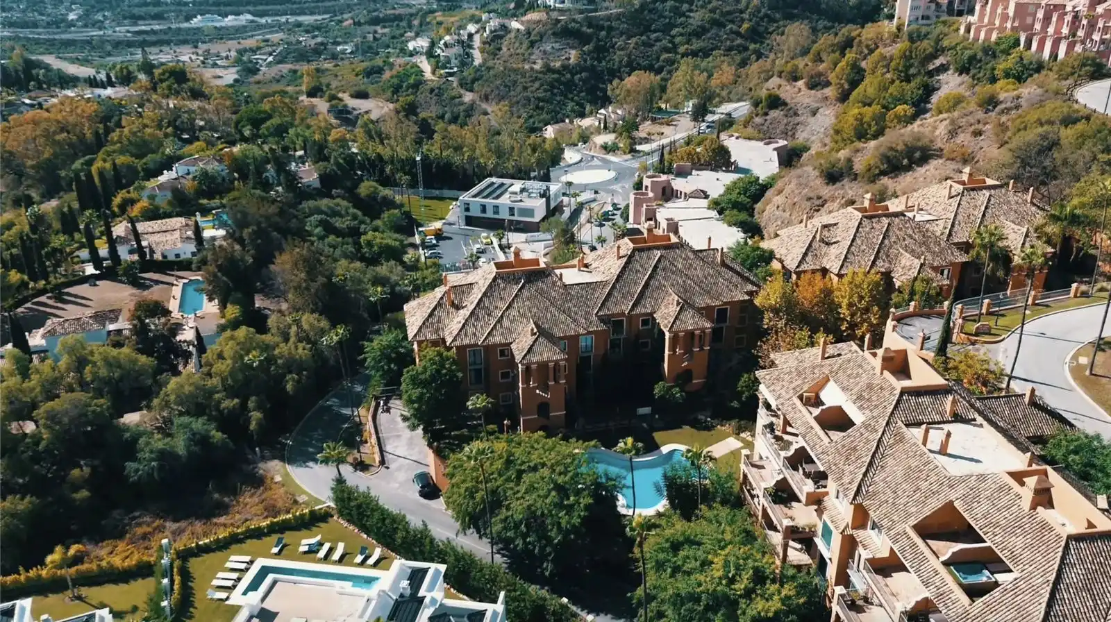 Vista exterior de Apartamento en venta en Benahavís con Terraza, Amueblado y Piscina comunitaria