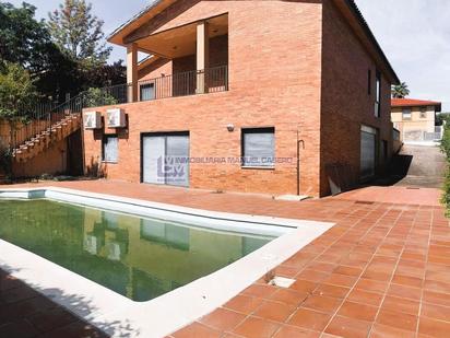 Piscina de Casa o xalet en venda en Cáceres Capital amb Calefacció, Jardí privat i Parquet