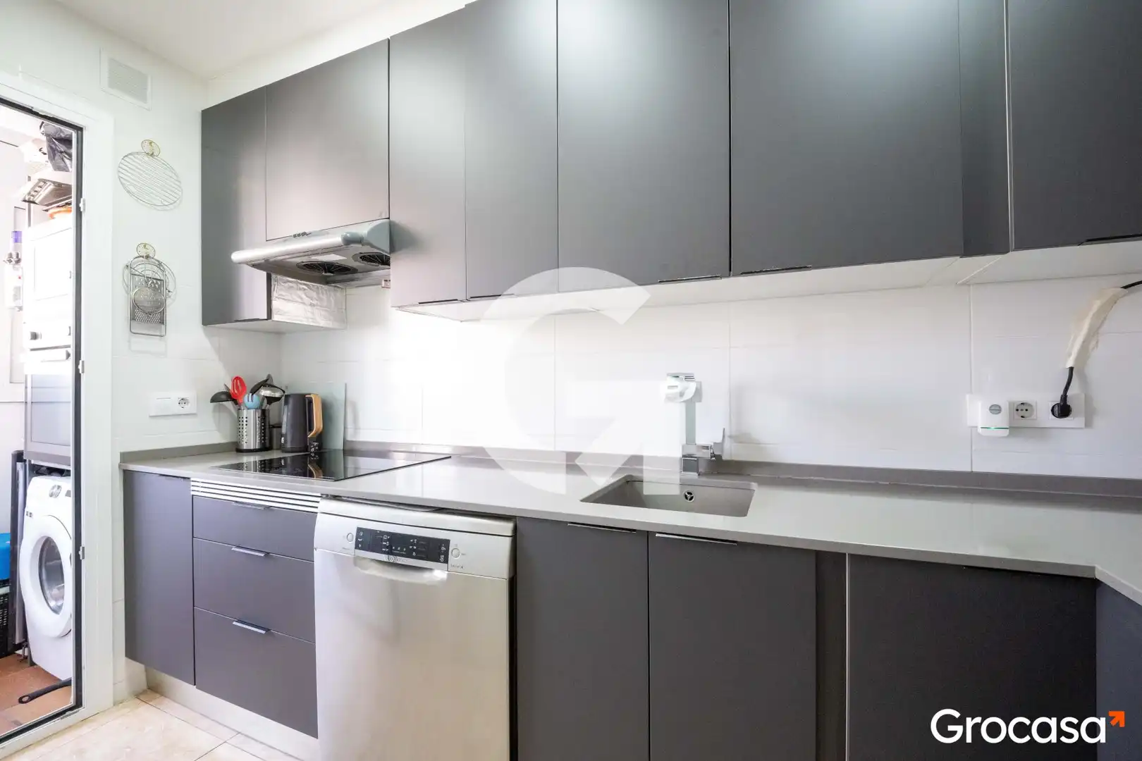 Cocina de Piso en venta en Mataró con Horno, Lavadora y TV