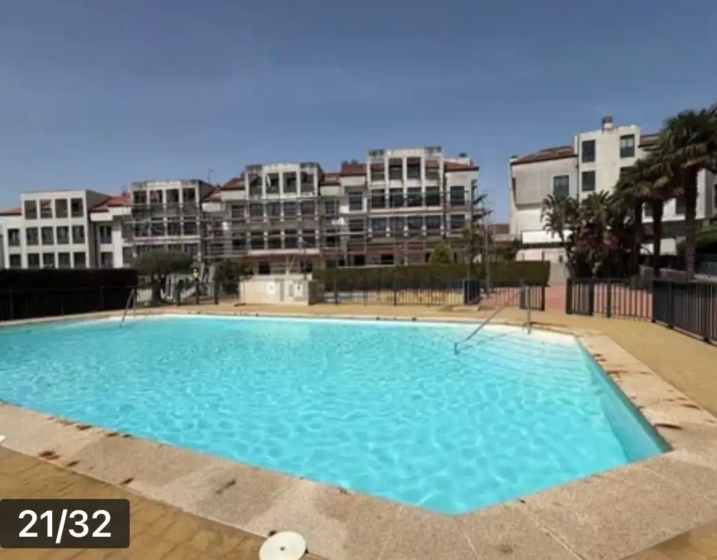 Piscina de Pis en venda en Pontevedra Capital  amb Traster, Moblat i Piscina comunitària