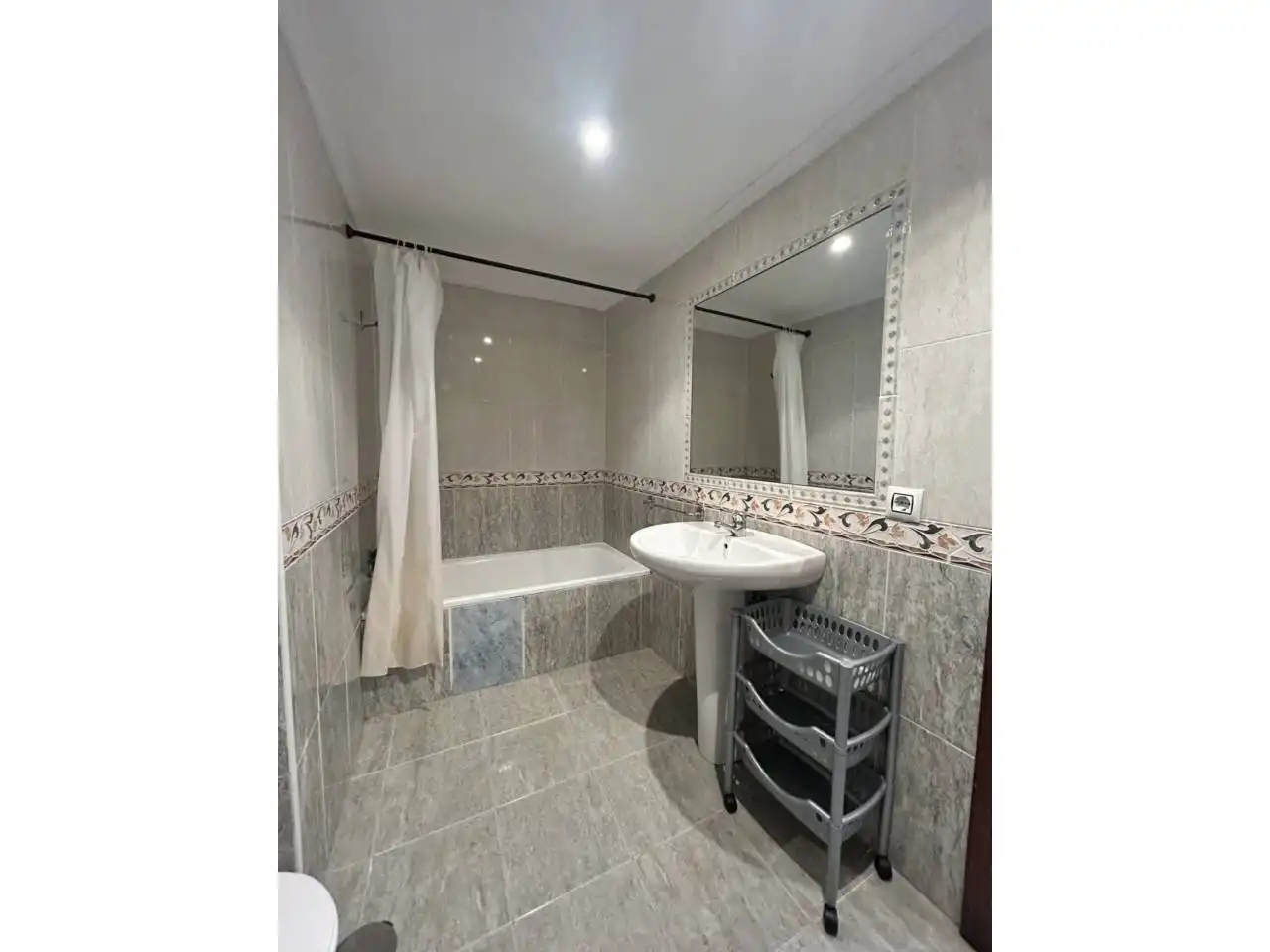 Baño de Piso de alquiler en Oviedo  con Calefacción y Amueblado
