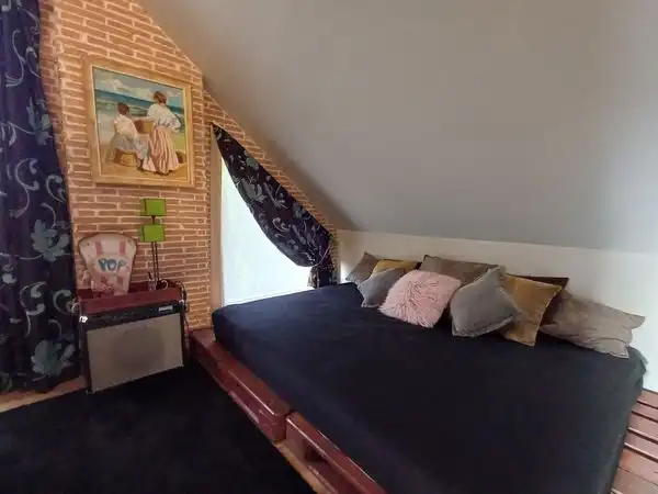Dormitori de Casa o xalet en venda en Vigo  amb Calefacció, Jardí privat i Parquet