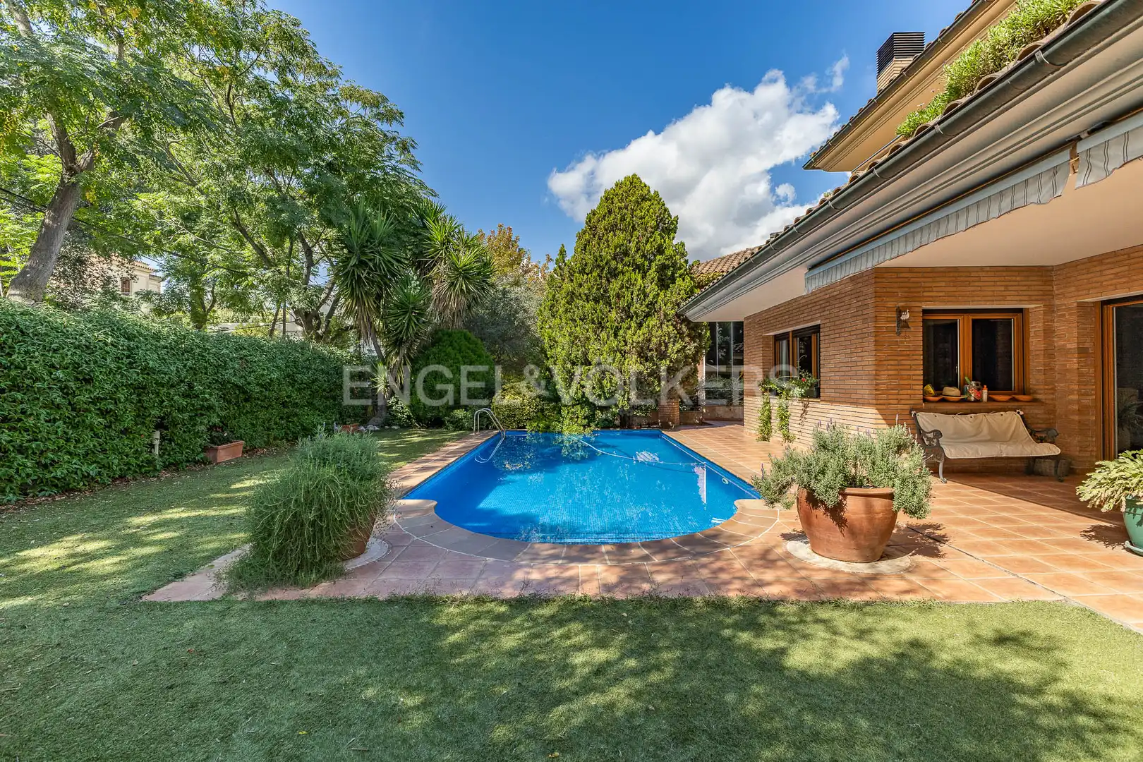 Vista exterior de Casa o chalet de alquiler en Sant Cugat del Vallès con Calefacción, Jardín privado y Piscina