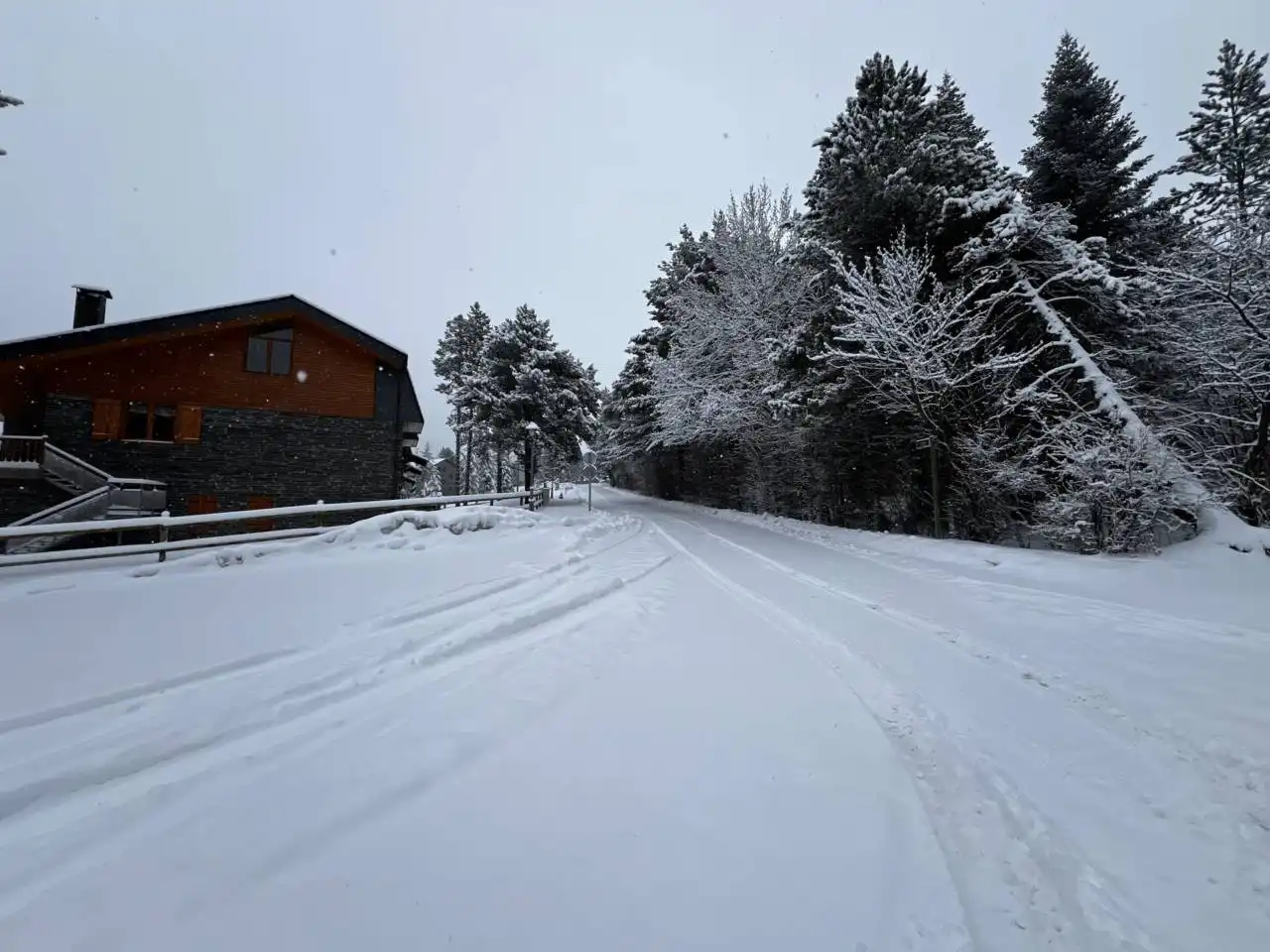 Vista exterior de Apartamento de alquiler en Alp con Calefacción, Terraza y Amueblado