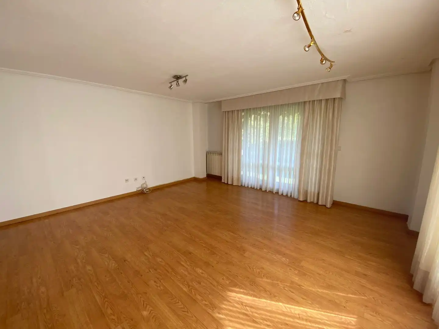 Sala d'estar de Casa adosada en venda en Zaragoza amb Terrassa i Piscina