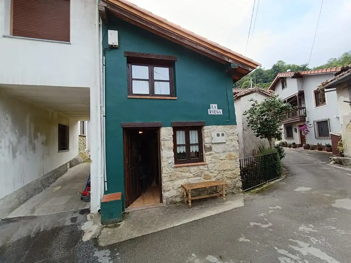 Außenansicht von Einfamilien-Reihenhaus zum Verkauf in Llanes mit Heizung und Möbliert