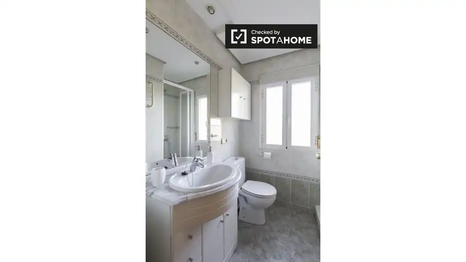Bathroom of Flat for rent in Madrid  with Air Conditioner, Heating and Furnished
