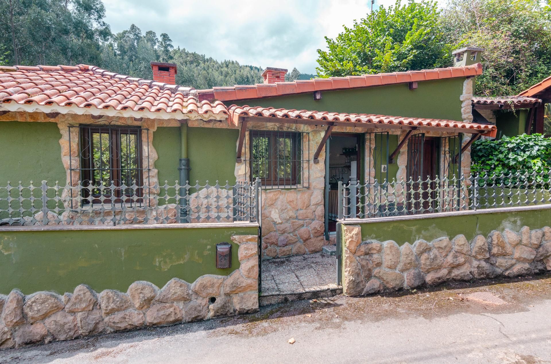 Exterior view of Country house for sale in Pravia  with Private garden and Terrace