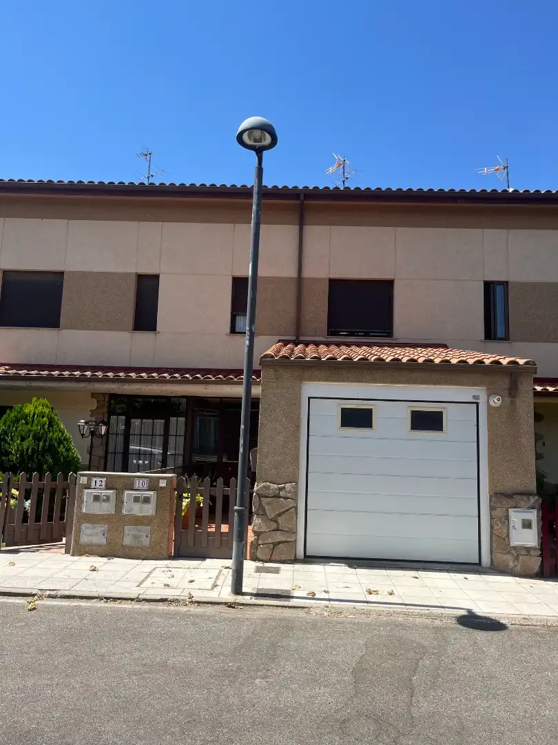 Vista exterior de Casa adosada en venda en Monterrubio de Armuña amb Calefacció, Jardí privat i Parquet