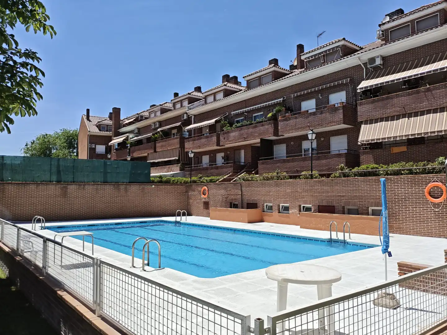 Piscina de Dúplex en venda en Sevilla la Nueva amb Aire condicionat, Calefacció i Jardí privat