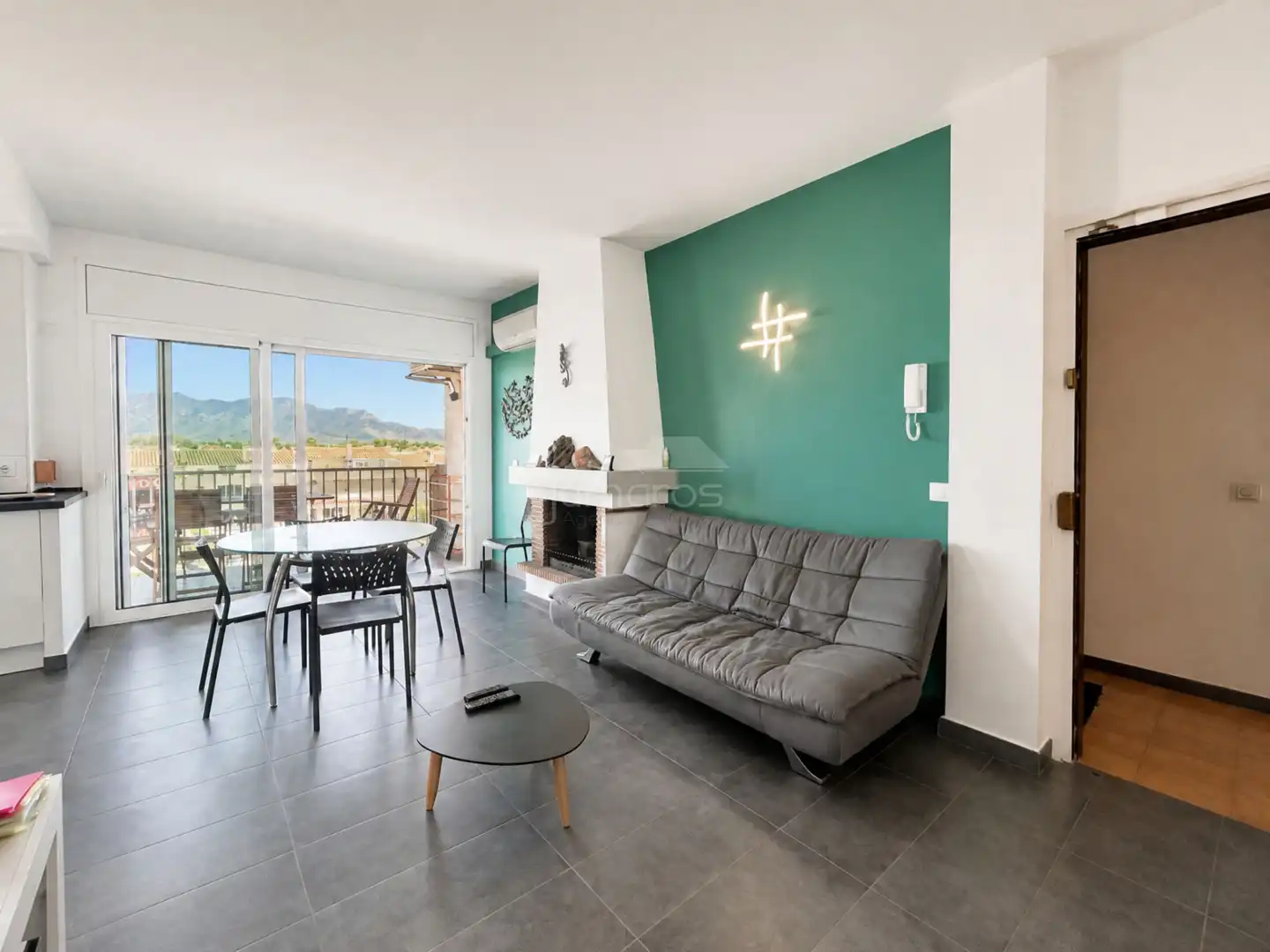 Wohnzimmer von Wohnung zum Verkauf in Empuriabrava mit Klimaanlage, Heizung und Terrasse