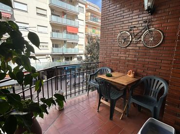 Piso con balcón en venta en Castell - Poble Vell