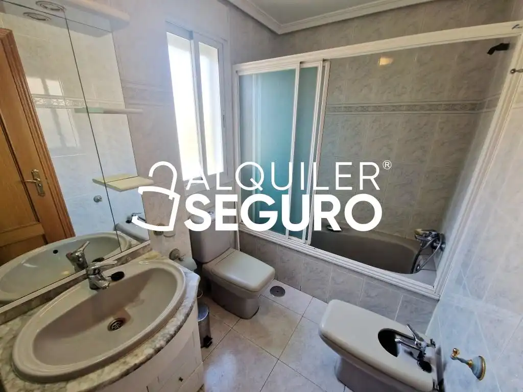 Badezimmer von Haus oder Chalet zur Miete in Fuenlabrada mit Heizung, Terrasse und Abstellraum