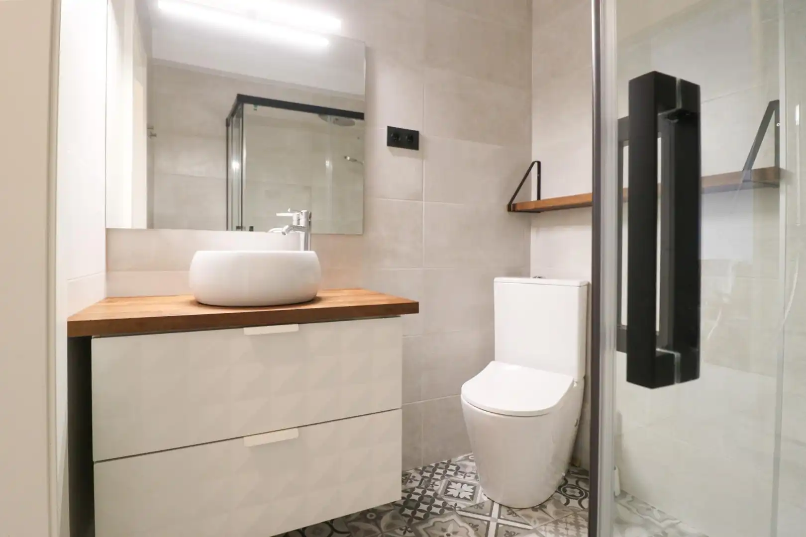 Bathroom of Flat for sale in Vilanova i la Geltrú  with Air Conditioner, Parquet flooring and Balcony