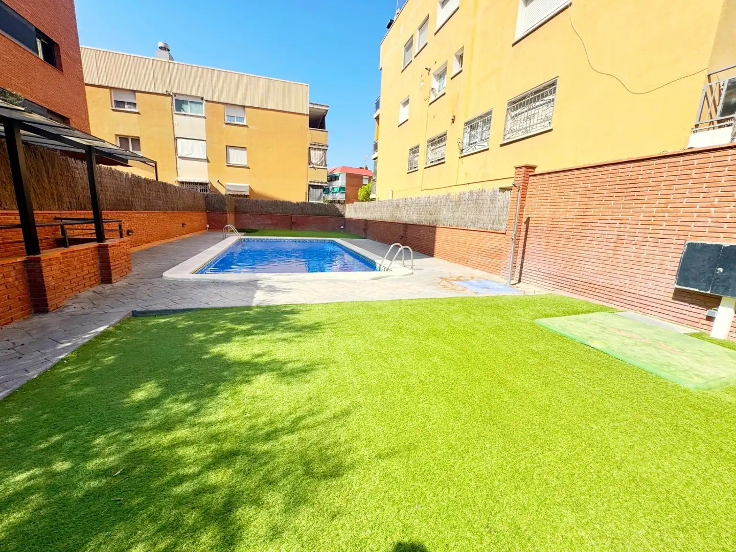 Piscina de Piso en venta en Castelldefels con Aire acondicionado, Jardín privado y Amueblado