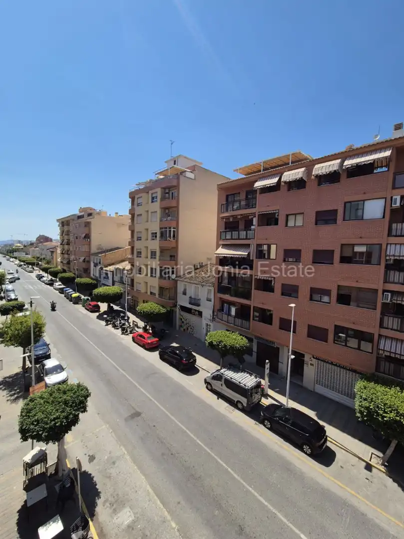 Vista exterior de Apartament en venda en Villajoyosa / La Vila Joiosa amb Aire condicionat, Jardí privat i Terrassa