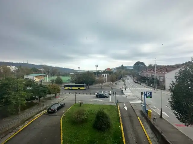 Vista exterior de Oficina de alquiler en Santiago de Compostela  con Alarma