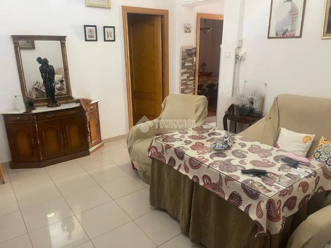 Sala d'estar de Casa adosada en venda en Sevilla amb Aire condicionat