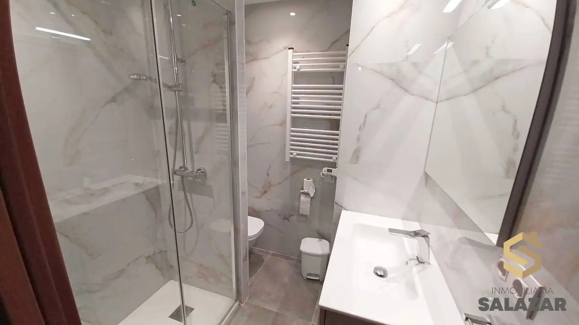 Bathroom of Flat for rent in Bilbao   with Heating, Terrace and Microwave