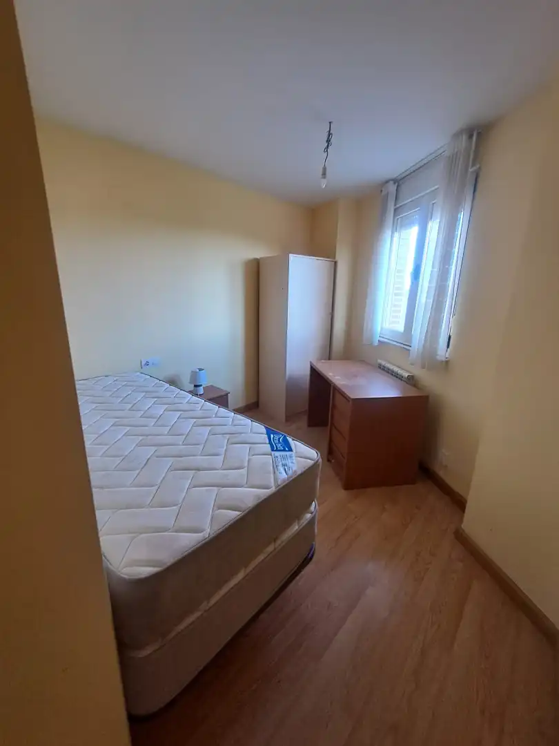 Dormitori de Pis en venda en Calvarrasa de Abajo amb Calefacció, Parquet i Moblat