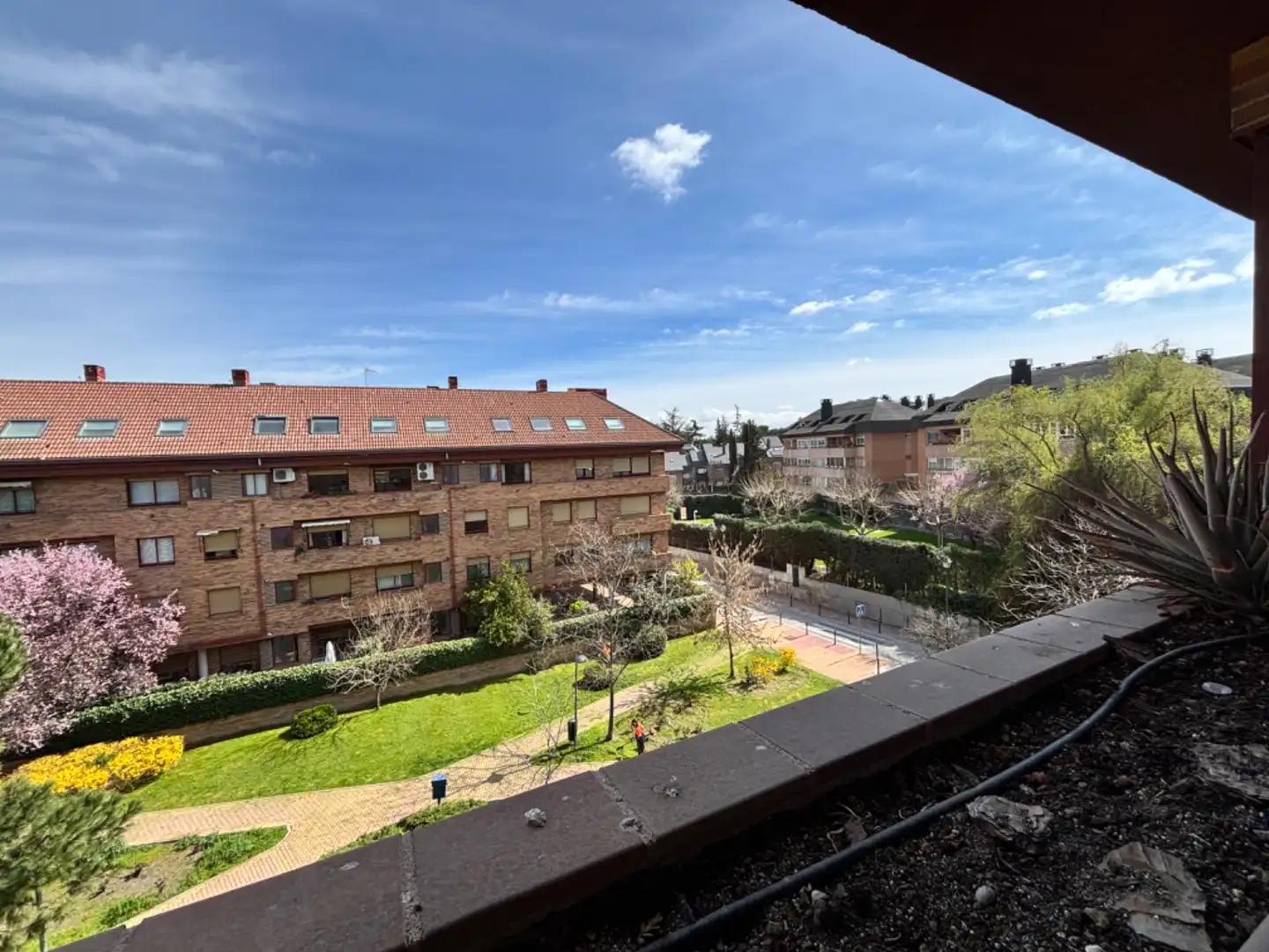 Außenansicht von Wohnung zum Verkauf in Majadahonda mit Klimaanlage, Heizung und Privatgarten
