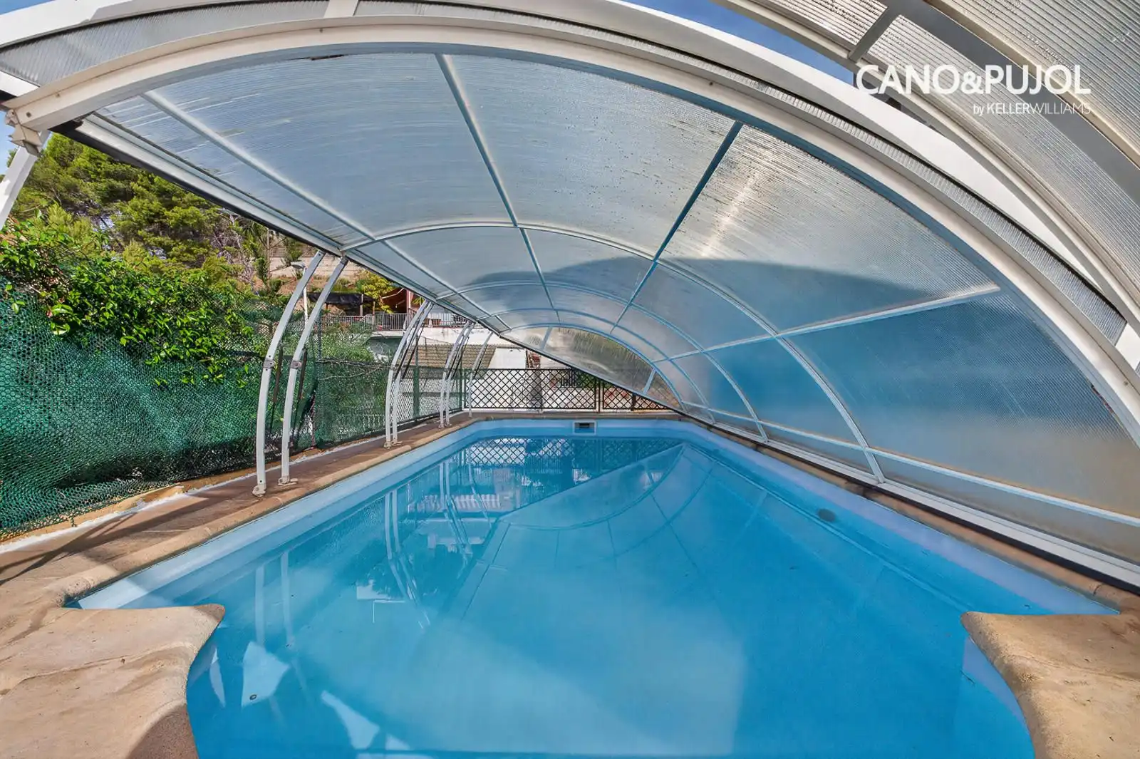 Swimming pool of Houses for sale in Ca n'Oriol