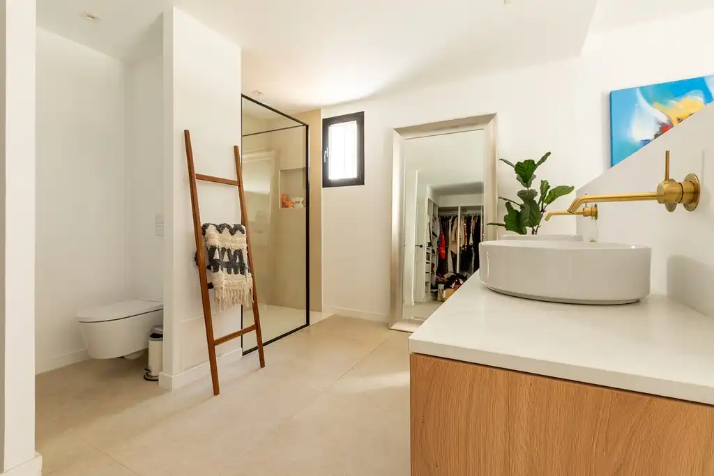 Badezimmer von Einfamilien-Reihenhaus zum Verkauf in Pollença mit Klimaanlage, Heizung und Terrasse