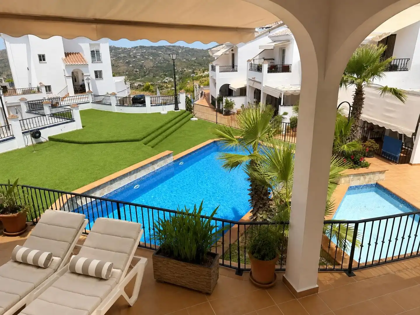 Piscina de Casa adosada en venta en Frigiliana con Aire acondicionado, Jardín privado y Trastero