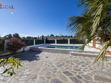 Villa avec balcon à vendre à Urbanizaciones