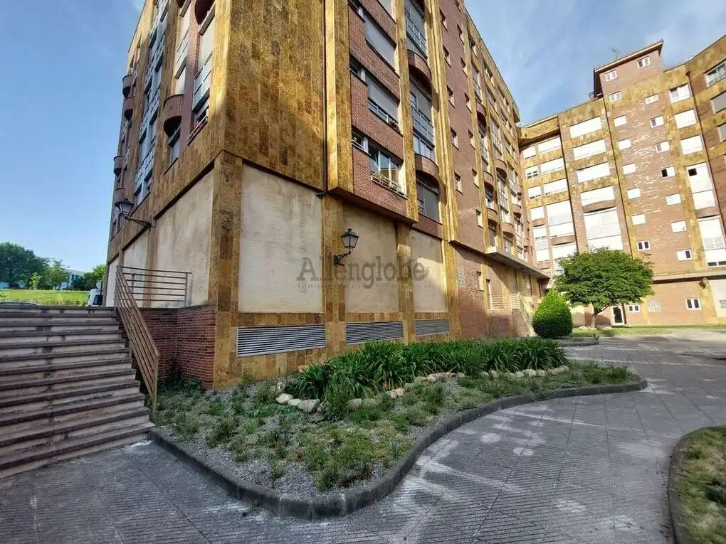 Vista exterior de Pis en venda en Oviedo  amb Calefacció