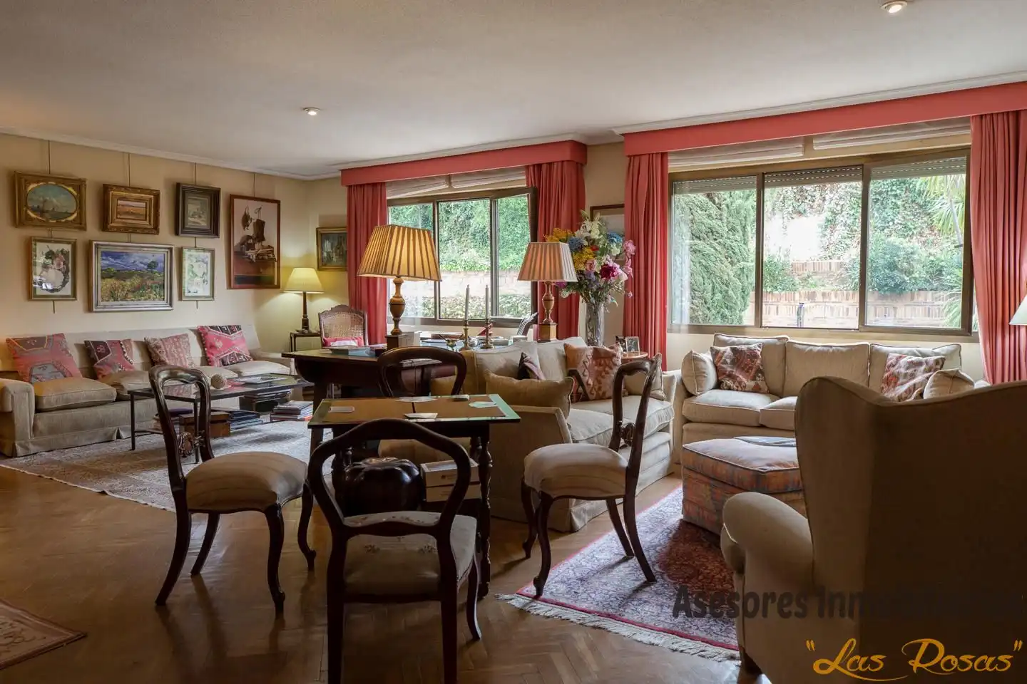 Wohnzimmer von Einfamilien-Reihenhaus zum Verkauf in Madrid mit Klimaanlage, Heizung und Privatgarten