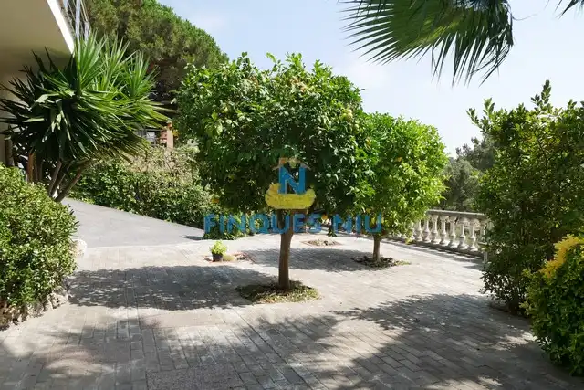 Vista exterior de Casa o xalet en venda en Lloret de Mar amb Calefacció, Jardí privat i Piscina