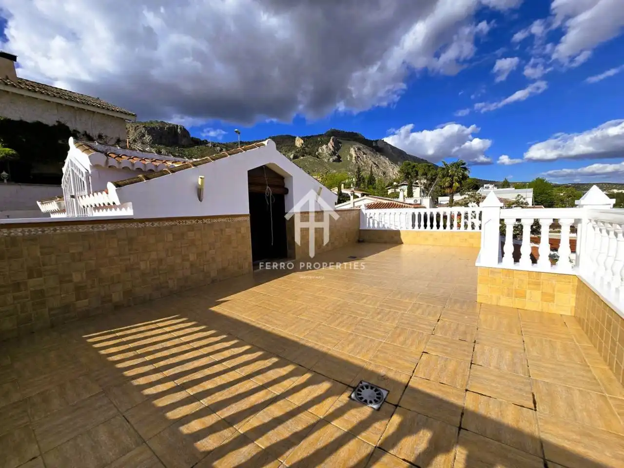 Vista exterior de Casa o xalet en venda en Loja amb Jardí privat, Terrassa i Piscina