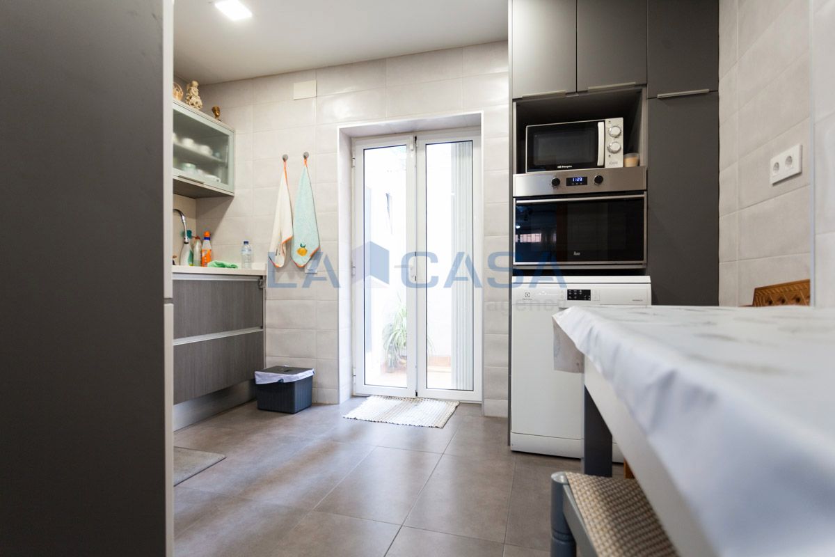 Cuina de Dúplex en venda en L'Hospitalet de Llobregat amb Calefacció