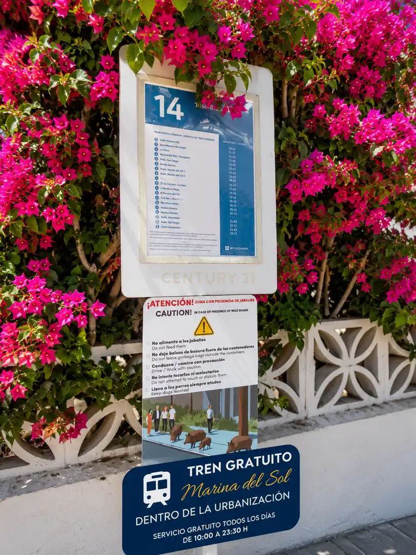 Vista exterior de Casa adosada en venda en Mijas amb Aire condicionat, Jardí privat i Piscina
