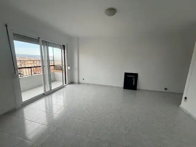 Wohnzimmer von Wohnung zum Verkauf in Salt mit Heizung