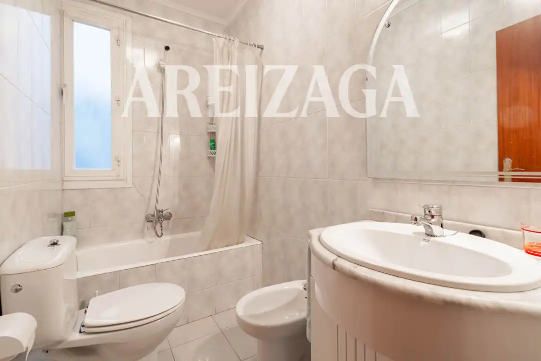 Bathroom of Flat for sale in Donostia - San Sebastián   with Heating