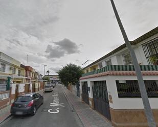 Vista exterior de Casa o xalet en venda en Dos Hermanas amb Jardí privat