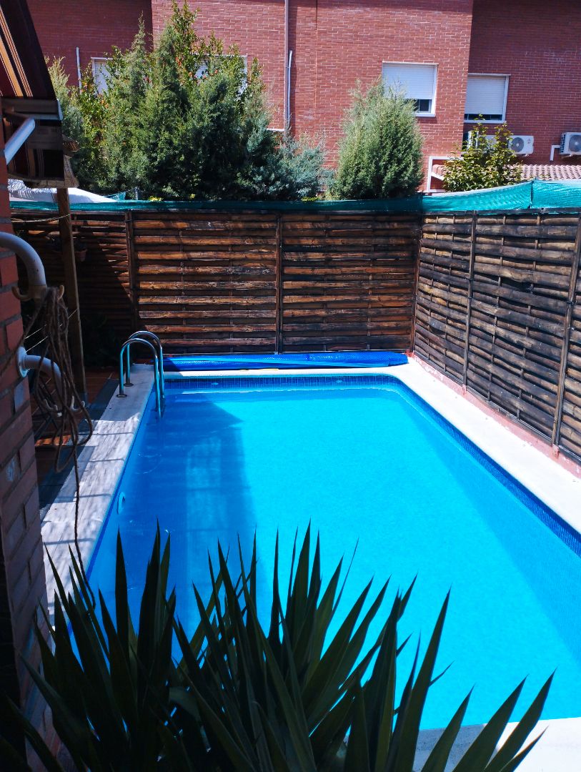 Swimming pool of Single-family semi-detached for sale in Velilla de San Antonio  with Air Conditioner, Heating and Private garden