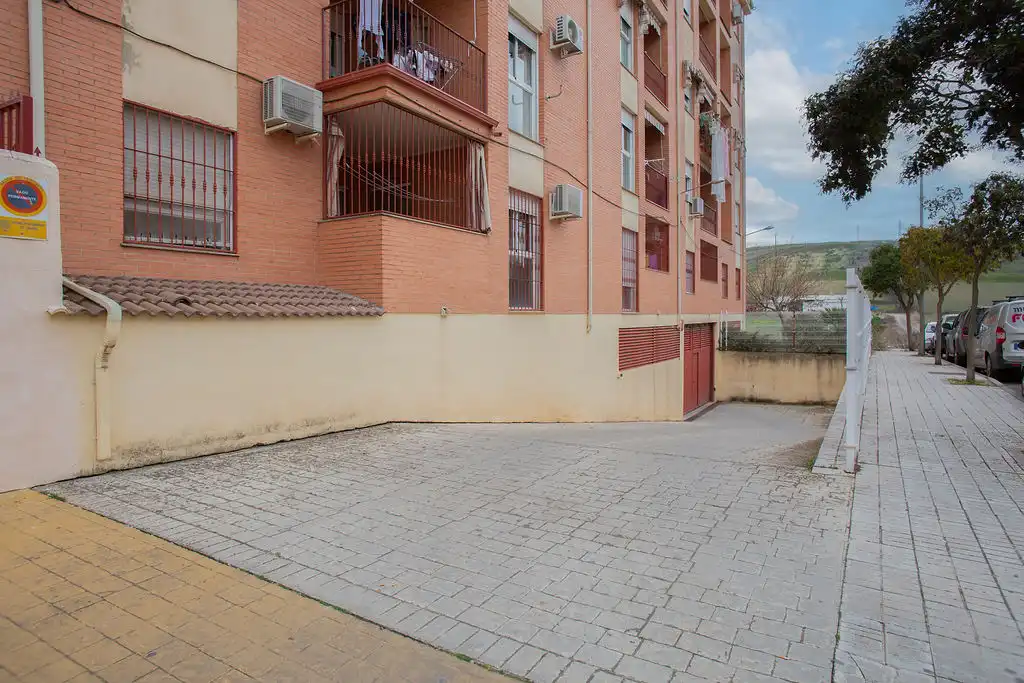 Vista exterior de Piso en venta en Linares con Piscina