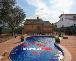 Vista exterior de Casa o xalet en venda en Palau-solità i Plegamans amb Aire condicionat, Calefacció i Jardí privat