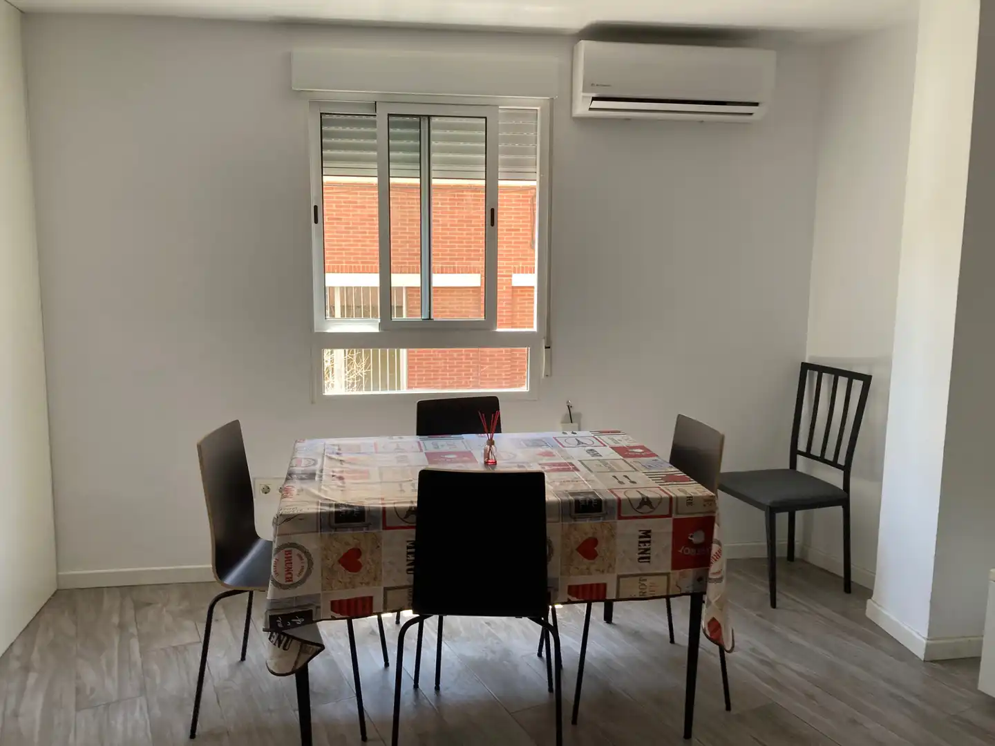 Comedor de Apartamento de alquiler en Valencia con Aire acondicionado, Amueblado y Horno