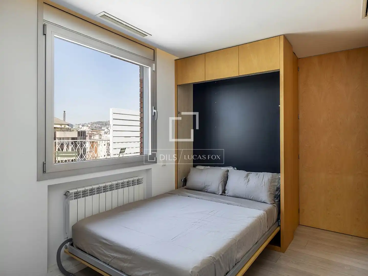 Schlafzimmer von Dachboden zur Miete in Barcelona mit Klimaanlage, Terrasse und Möbliert